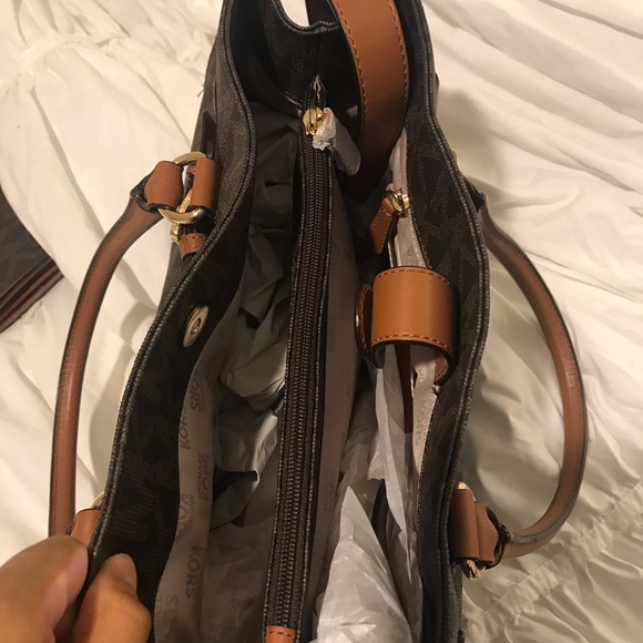⚡️FREE WALLET⚡️Michael Kors purse w/wallet - Picture 3 of 4